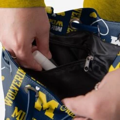 FOCO Michigan Wolverines Logo Love Cinch Purse 9 FOCO Michigan Wolverines Logo Love Cinch Purse -FOCO Shop BGNCLTLECNCPMI g3