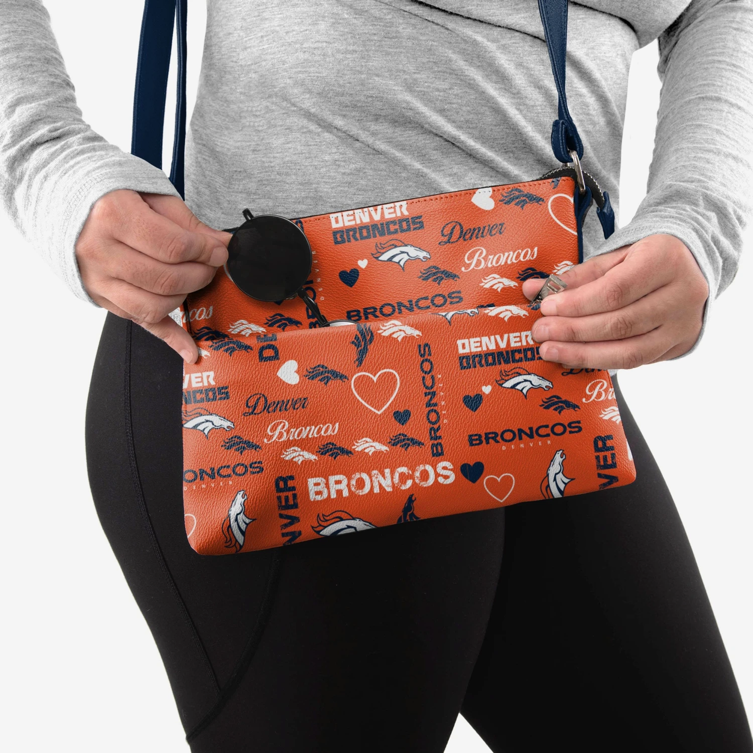 FOCO Denver Broncos Logo Love Crossbody Purse 5 FOCO Denver Broncos Logo Love Crossbody Purse - Image 3